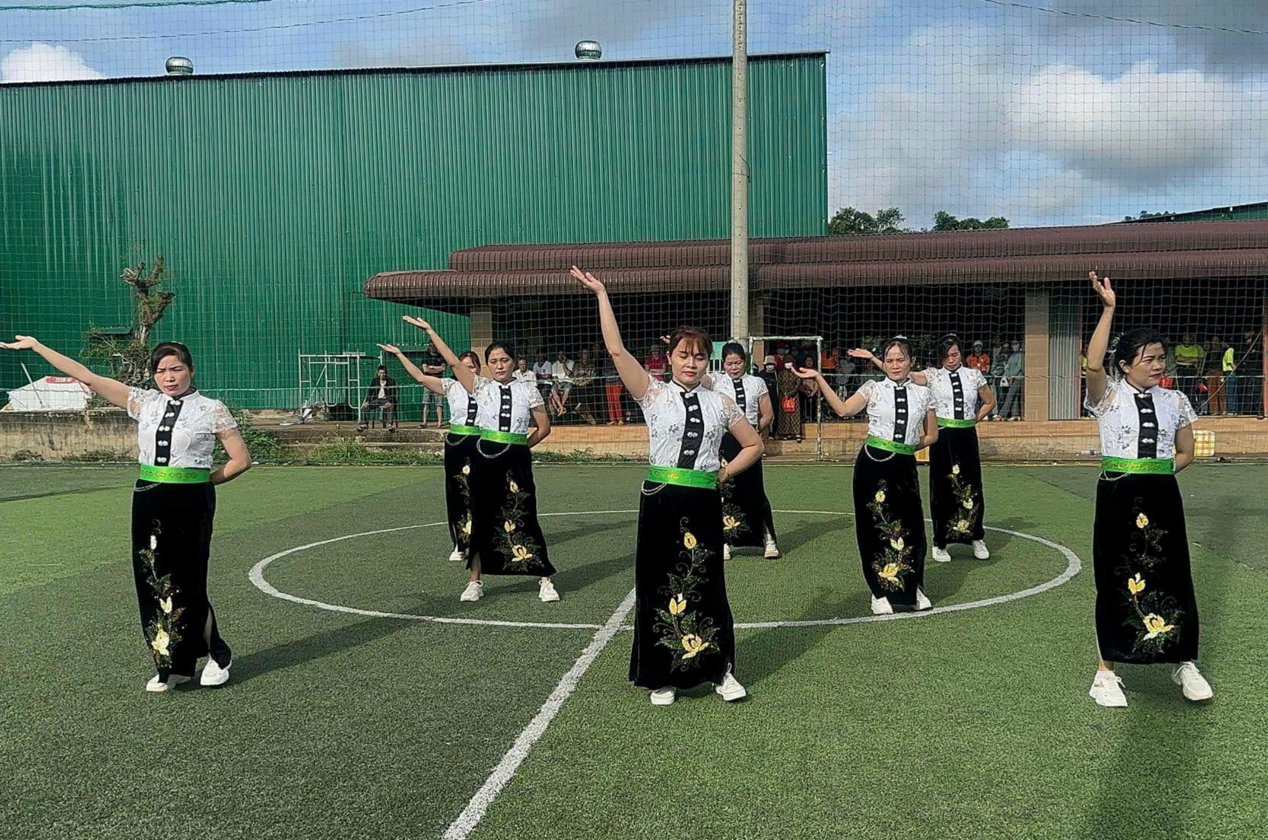 Hội LHPN xã Ea H’Leo tổ chức Hội thi các trò chơi dân gian chào mừng ngày phụ nữ Việt Nam 20/10